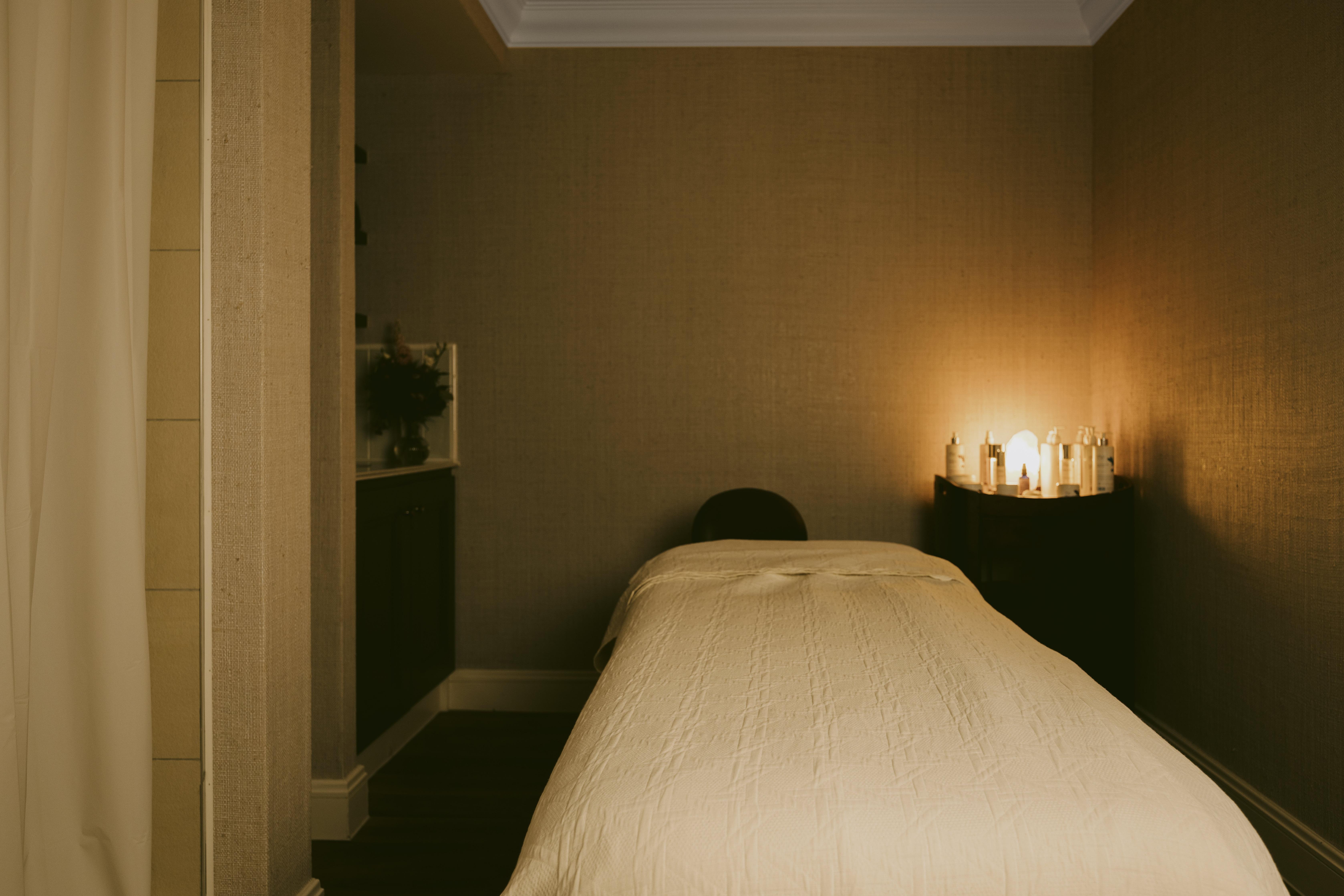 Hotel Marine Troon Esterno foto A massage table